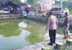 Bhabinkamtibmas-Tropodo-Tinjau-Budidaya-Ikan-Patin-dan-Udang-di-Lahan-Fasum-Desa-Wedoro