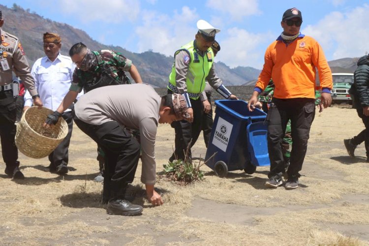 Polri Peduli, Polres Probolinggo Gelar Baksos dan Bersih Sampah di Bromo Tengger Semeru