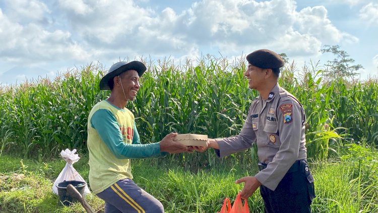 Jumat Curhat Polres Blitar Patroli Sambang Warga Sambil Berbagi Nasi Kotak