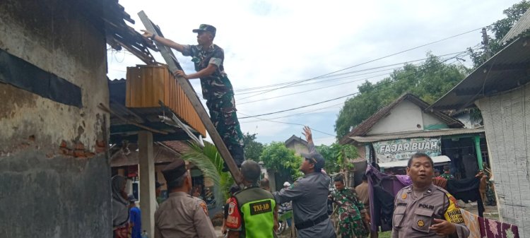 Gotong Royong Evakuasi Wilayah Kabupaten Sidoarjo Terdampak Angin Kencang