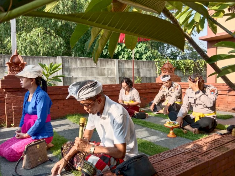 Pura Kertha Bumi Bhayangkara Gelar Ibadah Suci Tilem