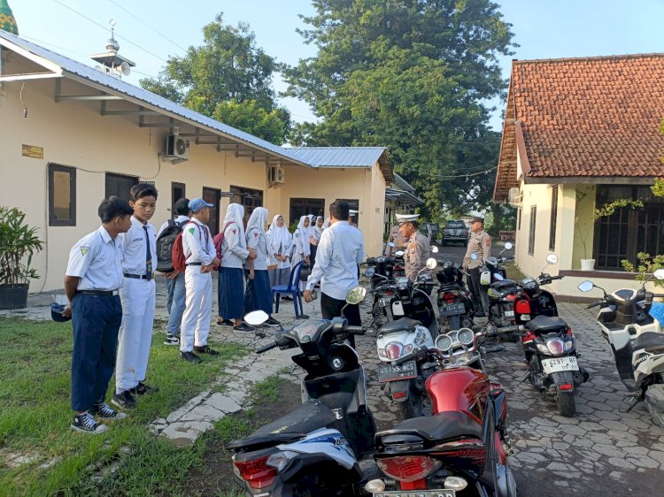 Belum Cukup Umur dan Tidak Pakai Helm, Polisi Berikan Edukasi mengendarai kendaraan yang berkeselamatan