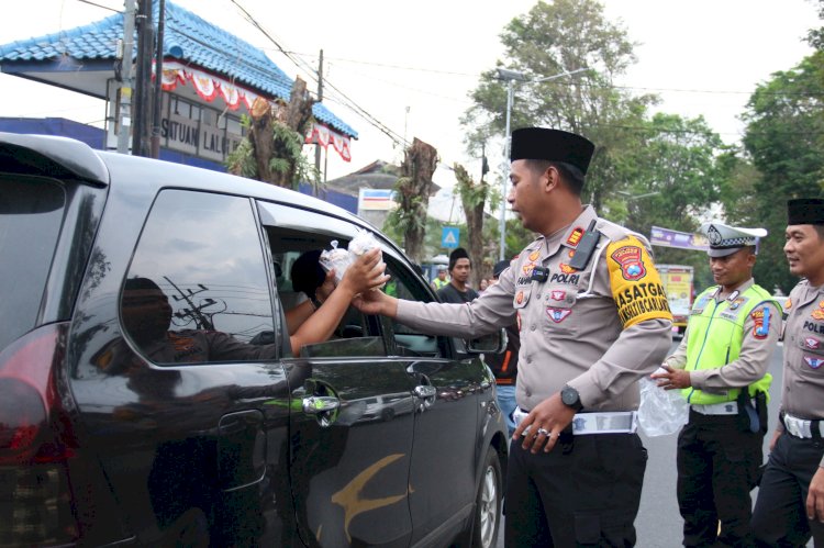 Ops Keselamatan Semeru 2024 di Bulan Ramadhan Polres Jember Berbagi Takjil Sambil Ajak Warga Tertib Lalin