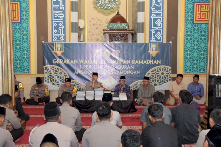 Sambut Ramadhan Polres Lamongan Waqaf 973 Al-Qur'an ke Masjid dan Mushola