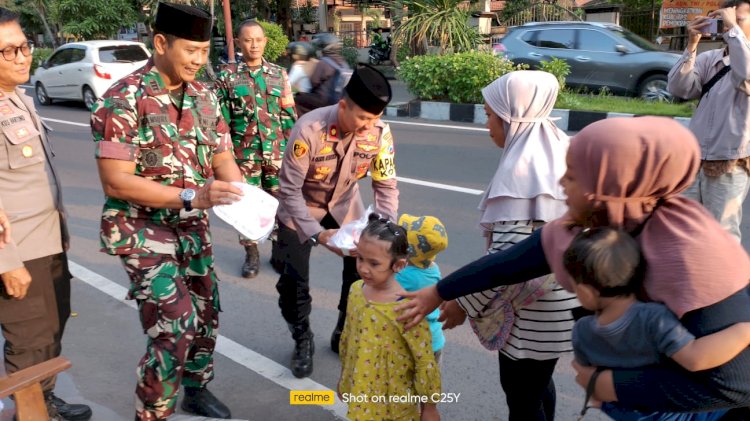 Sinergi TNI-Polri di Sidoarjo Berbagi di Bulan Suci