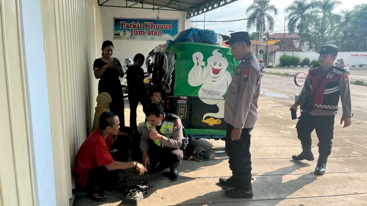 Salut Polisi Bantu Dorong Bajaj Pemudik Asal Jakarta Tujuan Banyuwangi yang Mogok di Mojokerto