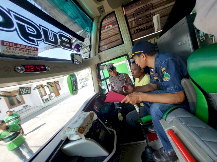 Wujudkan Kamseltibcarlantas Polres Pasuruan Kota Lakukan Rampcheck Kendaraan Bus Umum