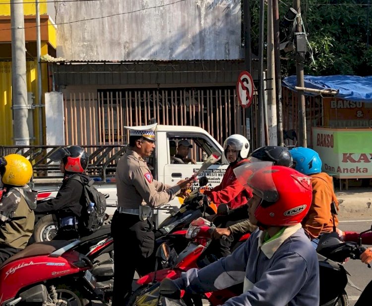 Operasi Patuh Semeru 2024, Polisi Kota Blitar Beri Bunga dan Coklat Bagi Pengendara Tertib