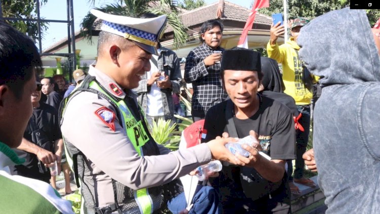 Humanis Polisi Berbagi Air Mineral Untuk Peserta Unras di Situbondo