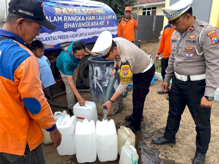 Harlantas Bhayangkara ke – 69 Polres Probolinggo Gelar Baksos Salurkan Air Bersih ke Desa Branggah Lumbang