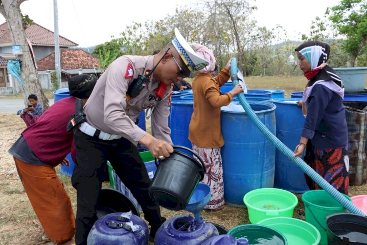 Gelar Baksos di Harlantas Bhayangkara ke – 69, Polres Bangkalan Droping 10 Tangki Air Bersih di 2 Desa