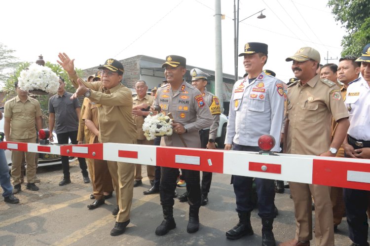 Pj Bupati Apresiasi Polres Mojokerto Bangun Pos Jaga dan Palang Pintu JPL Kereta Api