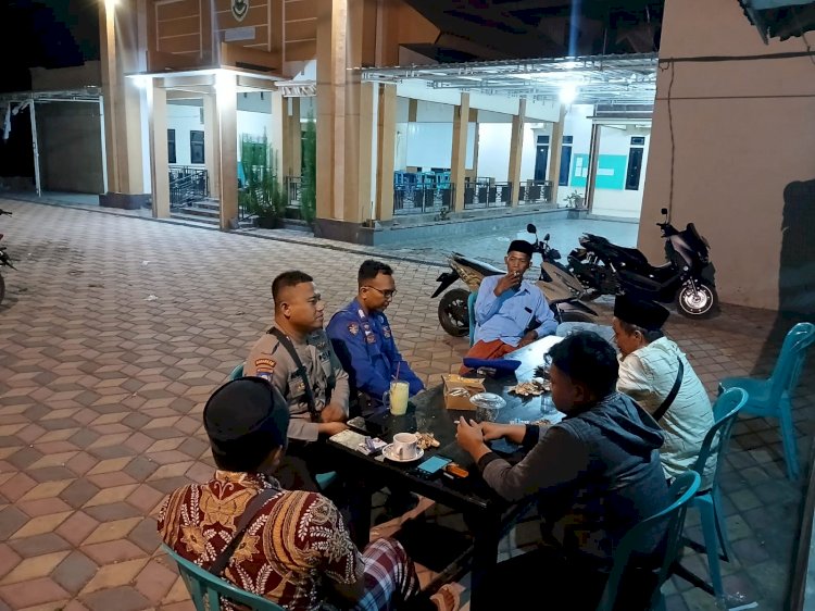 Ngopi Bareng Masyarakat Pesisir, Polisi RW di Situbondo Ajak Warga Sukseskan Pilkada 2024