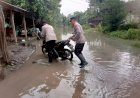 Tanggap-Bencana,-Polisi-Evakuasi-Pelajar-SD-yang-Terjebak-Banjir-di-Magetan