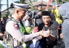 Humanis-Polisi-Berbagi-Air-Mineral-Untuk-Peserta-Unras-di-Situbondo