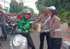Polres-Kediri-Kota-Berbagi-Sembako-di-Jumat-Berkah,-Wargapun-Sumringah