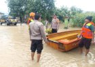 Sinergitas-Polisi-dan-TNI-Tanggap-Bencana-Sigap-Bantu-Warga-Terdampak-Banjir-di-Ngawi