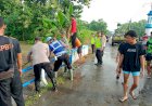 Tanggap-Bencana,-Polisi-Bersama-TNI-dan-Warga-Bersihkan-Sampah-di-Aliran-Sungai-Kali-Ulo-Magetan