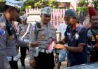 Polisi-Gelorakan-Semangat-Nasionalisme-Ratusan-Bendera-Merah-Putih-Dibagikan-untuk-Pengemudi-di-Bondowoso