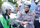 Polres-Gresik-Bagikan-Bendera-dan-Pin-Merah-Putih-di-Jalan-Tanamkan-Semangat-Kemerdekaan