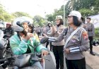 Gatur-Lalin-Sambil-Berbagi-Helm-dan-Cokelat-Polwan-Polda-Jatim-Peringati-Hari-Jadi-Polisi-Wanita-ke-77