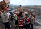 Polda-Jatim-Bantu-Warga-Evakuasi-Barang-Berharga-di-Tengah-Erupsi-Gunung-Semeru