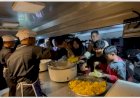 Dapur-Lapangan-Brimob-Suplai-Bantuan-Makanan-untuk-Korban-Banjir-di-Aceh-Tamiang
