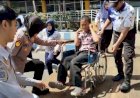 Arus-Balik-Lebaran,-Polwan-Polresta-Sidoarjo-Bantu-Disabilitas-Naik-Bus-di-Terminal-Purabaya