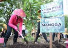 Peduli-Lingkungan,-Polres-Gresik-Bersama-Bhayangkari-Tanam-Puluhan-Pohon-Produktif