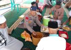Usai-Salat-Jumat,-Dansatgas-SAR-Brimob-Makan-Bersama-Warga-Terdampak-Gempa-di-Reo