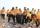 Green-Policing-:-Polresta-Tuban-Bersihkan-Sampah-dan-Tanam-200-Cemara-di-Pantai-Jenu