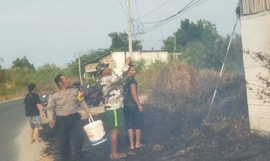 Bhabinkamtibmas-Desa-Tambak-Kalisogo-Berupaya-Padamkan-Kebakaran-Lahan