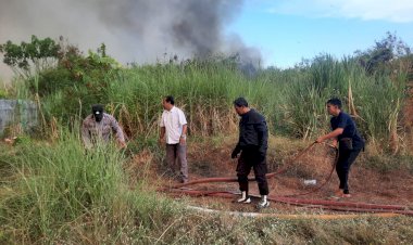 Anggota-Polsek-Sidoarjo-Kota-Turun-Langsung-Padamkan-Kebakaran-Lahan