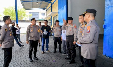 Bersama-Petugas-KPU-dan-Bawaslu,-Kapolrestabes-Surabaya-Cek-Kesiapan-Pengamanan-Gudang-Logistik