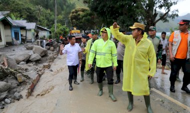Kapolda-Sumut-Salurkan-Bantuan-dan-Pastikan-Pencarian-Korban-Longsor-di-Humbahas