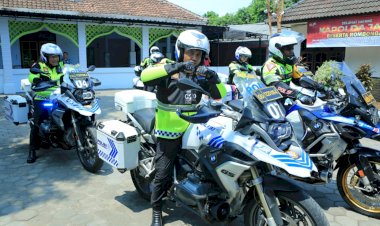 Patroli-Motor-di-Jalur-Pantura-Situbondo,-Kapolda-Jatim-Beri-Bansos-Untuk-Warga-Asembagus