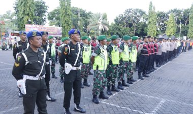Polisi-Terjunkan-Ratusan-Personel-Gabungan,-Perayaan-Malam-Tahun-Baru-2024-di-Situbondo-Berlangsung-Kondusif