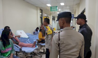 Gercep,-Polres-Blitar-Kota-Bantu-Tangani-Pohon-Tumbang-di-Alun-–-alun-Akibat-Angin-Kencang