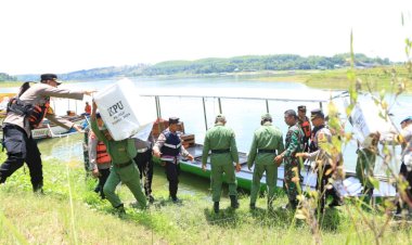 Sinergitas-Polres-Ngawi-bersama-TNI-Kawal-Distribusi-Logistik-Pemilu-Sebrangi-Waduk