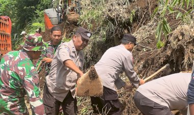 Buka-Akses-Jalan,-Polres-Malang-Bersama-TNI-dan-Warga-Bersihkan-Tanah-Longsor-di-Wagir
