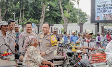 Merakyat,-Kapolrestabes-Surabaya-Ajak-Sarapan-Bareng-dan-Berbagi-Sembako-untuk-Abang-Becak