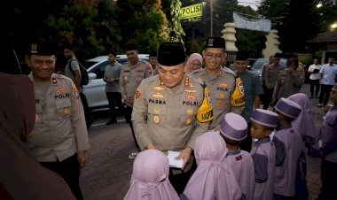 Safari-Ramadhan-ke-Jajaran,-Kapolrestabes-Surabaya-Beri-Taliasih-untuk-Anak-Yatim