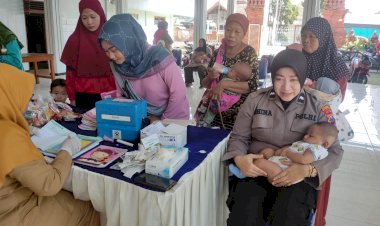 Dukung-Pemerintah-Tangani-Stunting,-Polwan-Polres-Mojokerto-Bantu-Sukseskan-Posyandu.