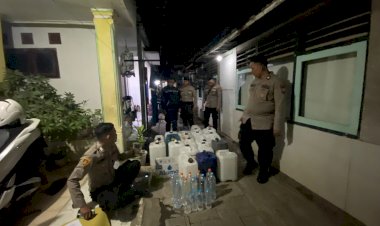 Polres-Situbondo-Berhasil-Amankan-Puluhan-Jerigen-Isi-Arak-Saat-Operasi-Pekat-Semeru-2024