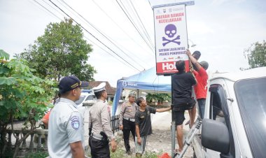 Jelang-Mudik-Polres-Ponorogo-Pasang-Neon-Box-di-Jalur-Rawan-Kecelakaan