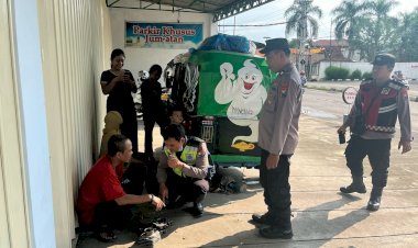 Salut-Polisi-Bantu-Dorong-Bajaj-Pemudik-Asal-Jakarta-Tujuan-Banyuwangi-yang-Mogok-di-Mojokerto