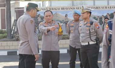 Polrestabes-Surabaya-Pertebal-Pengamanan-Kantor-KPU-pada-Tahapan-Pendaftaran-Paslon-di-Pilkada-2024