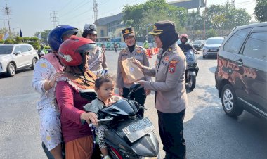 Aksi-Simpatik-Polwan-Sapa-Pagi-Masyarakat-Sidoarjo