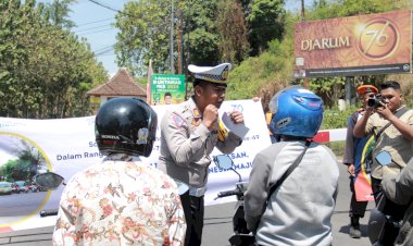 Polisi-Bersama-PT-KAI-Daop-9-Jember-Gencar-Sosialisasikan-Keselamatan-di-Perlintasan-Sebidang