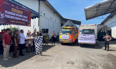 Polisi-Kawal-Pendistribusian-Logistik-Pilkada-2024-di-Jember
